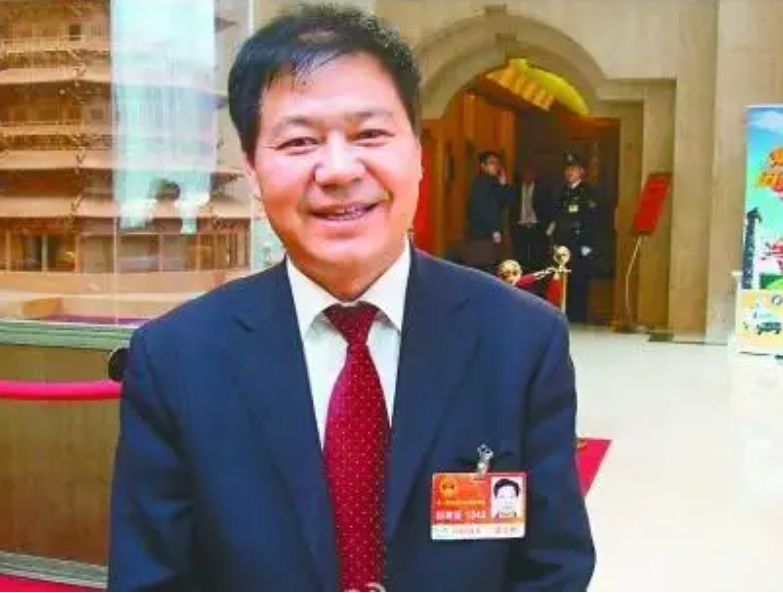 送妻女入狱，跨省打岳父，起底蓝翔创始人一地鸡毛的家族恩怨