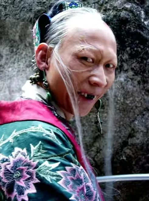 要钱没钱，要貌没貌！7位丑男演员娶的老婆，一个比一个漂亮