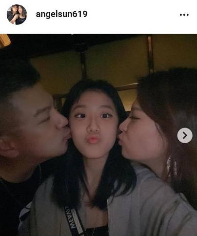 17岁梧桐妹低调庆生，晒自拍越长越像亲爸爸，与狗合影身边无亲人