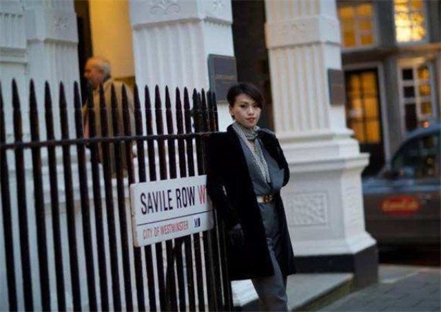 这个东北女孩，在英国上演逆袭童话，查尔斯王子曾找她定制礼服