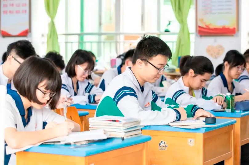 高三学生的坏消息，2022或成“高考最难年”，部分学生无缘本科