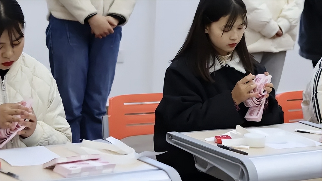 清华大学宣布本科取消会计专业，引网友热议：会计行业不行了？