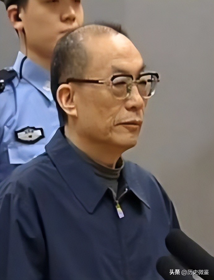 铁道部长刘志军(2014年中国高铁总设计师受贿4700万，被判死刑，法庭上落泪忏悔)