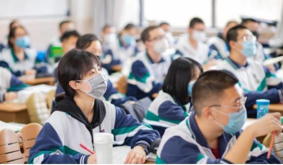 考生被985大学录取，刚发完朋友圈报喜，就被告知不用报道了