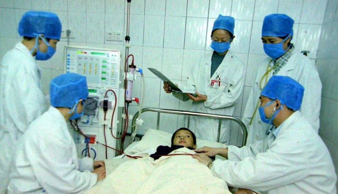 母亲精神病，弟弟脑瘫，安徽25岁女孩每天搂着弟弟睡觉，如今怎样