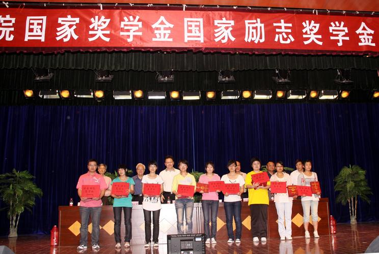 湖北一大学生获得一万奖学金后，给舍友买平板，网友直呼太羡慕