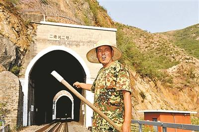 油罐火车被放羊人拦住，政府却奖励了30万元，他后来过得咋样？