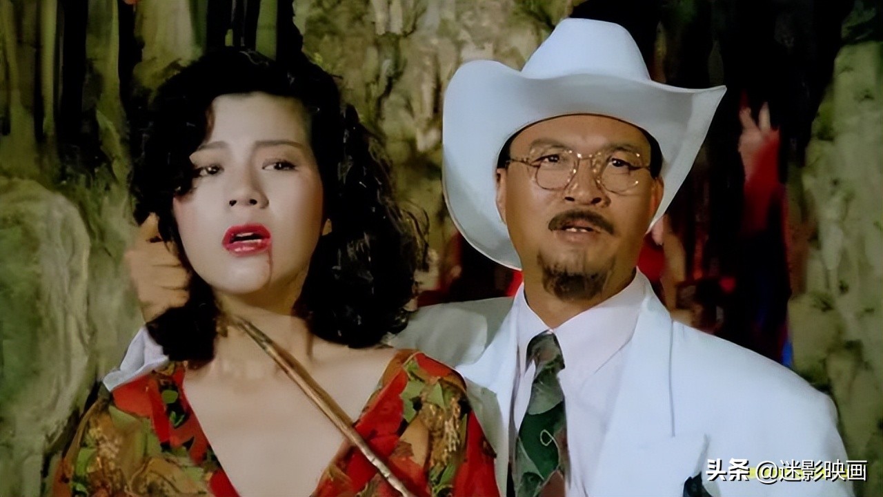 秦督察与商剑飞与月魔展开决斗,白鹭公主也加入进来,用宝剑重创了月魔