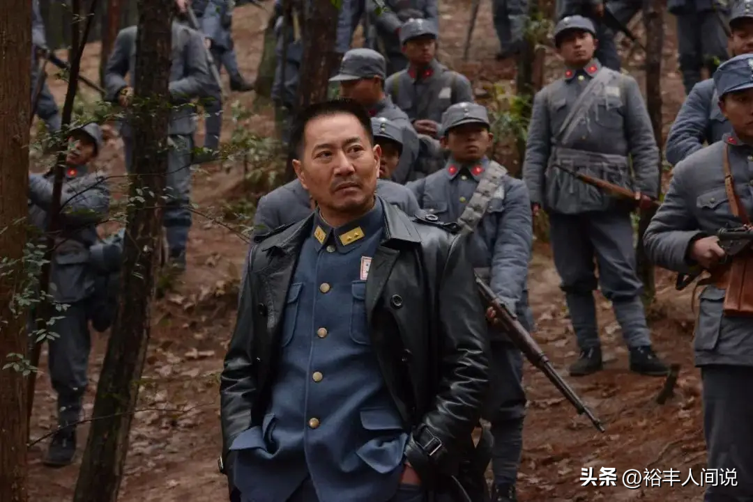 51岁姚刚现身小理发店！满脸堆笑T恤湿透，“赖”着不走蹭空调