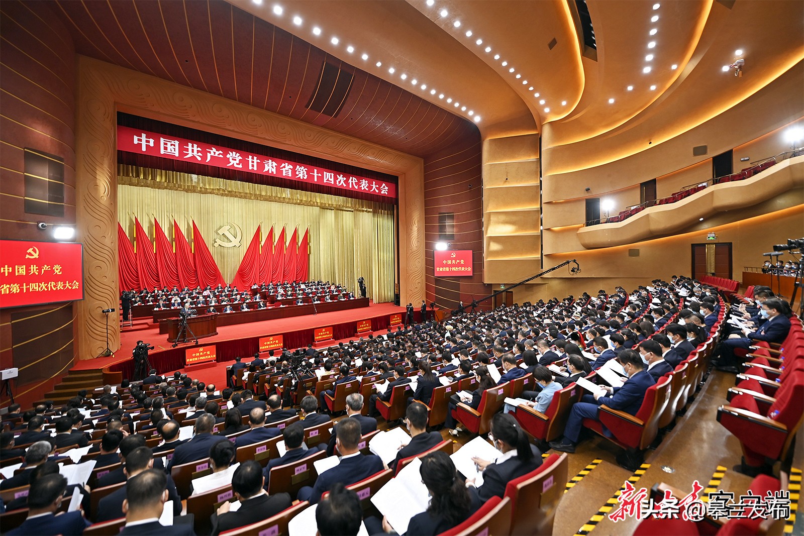 �й�����������ʡ��ʮ�Ĵδ������¡�ؿ�Ļ ��������й�����������ʡ��ʮ����ίԱ������������