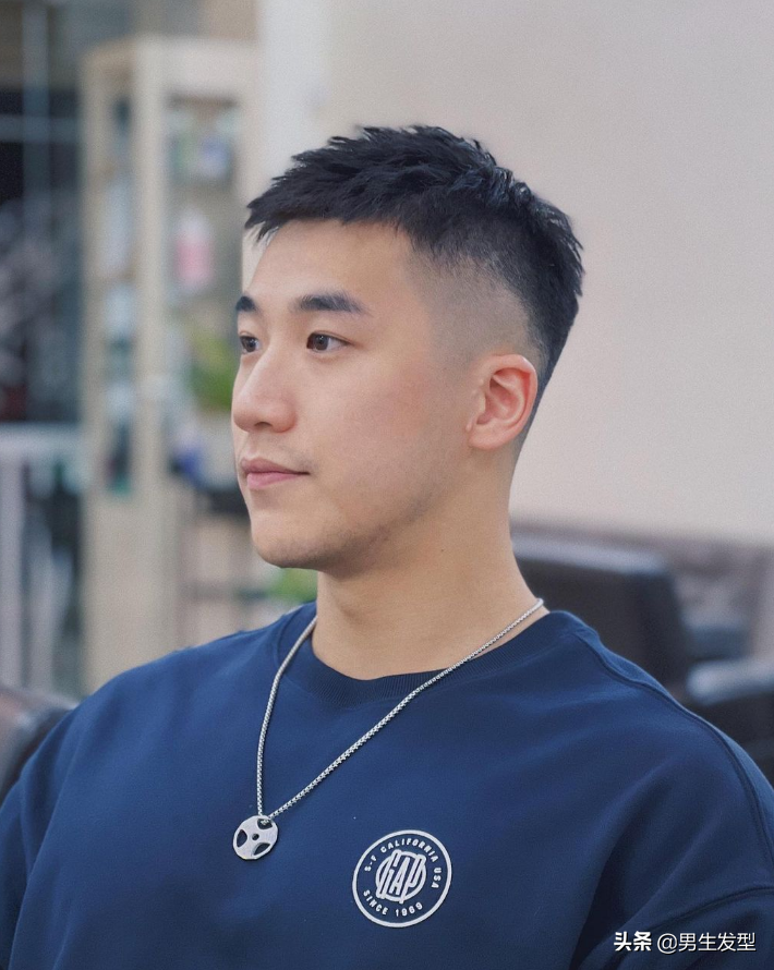 20岁男生别只会剪"锅盖头",这3款短发干净利落,剪完更帅气