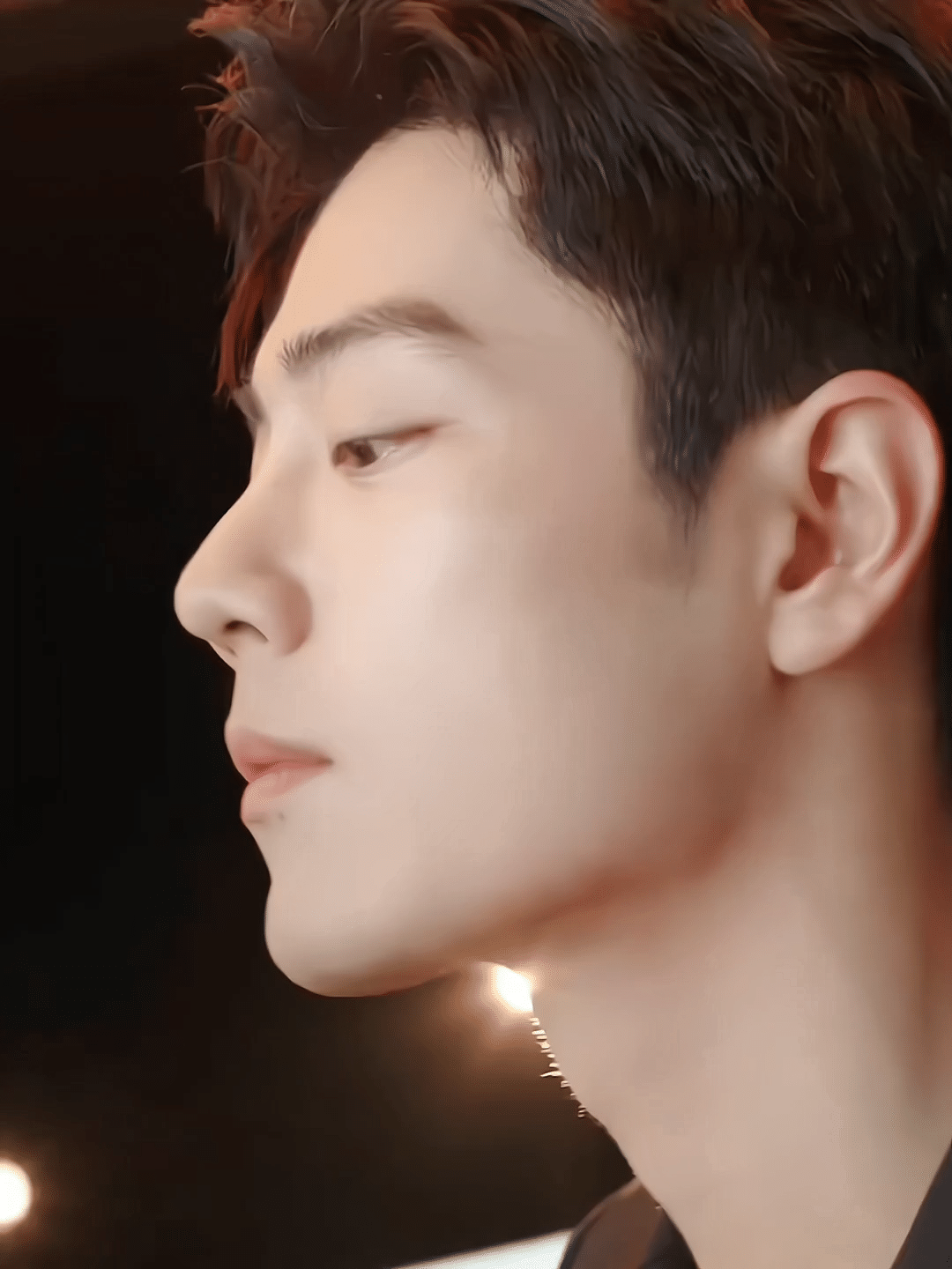 YSL代言人肖战真帅啊，简约黑色西装，俊逸潇洒姿态比夜色更迷人