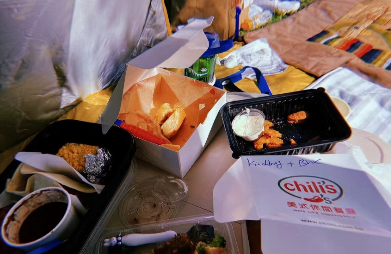 林宥嘉陪老婆儿女公园玩耍，抱儿子爬梯子，还帮孩子洗餐具超温柔