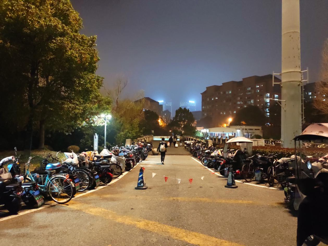 准封闭24时辰，看看复旦的研究生们在做些什么...