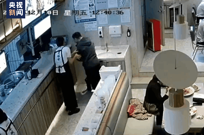 吃碗面的功夫，连救两人！网友：加班顺便吃面……