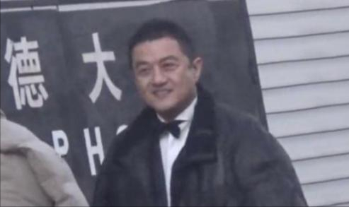 15岁李嫣在嫣然医院墙上作画，穿吊带上衣，亭亭玉立初具女神范儿