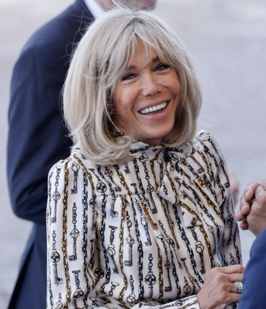 法国夫人顶“鸡窝头”亮相，穿印花裙同框老牌超模，气质不落下风