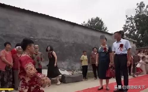 山东女子重看4个月前结婚录像，发现老公返回跪谢她父母：嫁对了