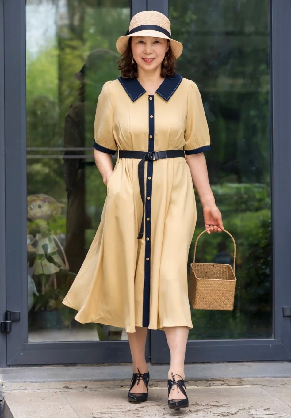 女人上了年纪多穿4种“显贵色”，优雅又有气质，一看就是洋气人