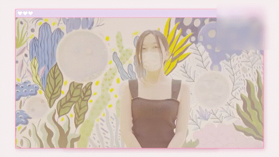 15岁李嫣在嫣然医院墙上作画，穿吊带上衣，亭亭玉立初具女神范儿