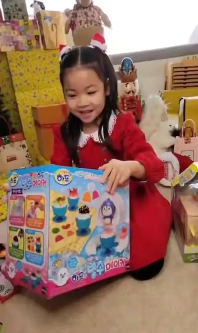 陈茵媺独自带三孩去乐园，老公陈豪太忙，能陪一天就是最好的礼物