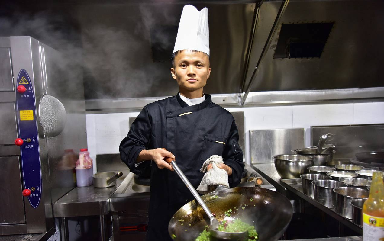 4年前，重庆小伙撞脸马云，为了见马云，在杭州边打工边包装自己