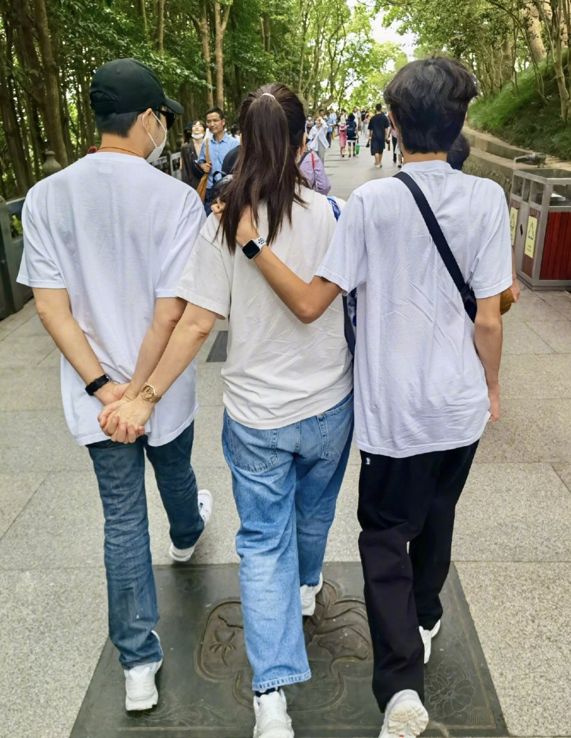 张智霖儿子晒撸猫日常，魔童眼神温柔颜值高，费曼留言梦幻联动