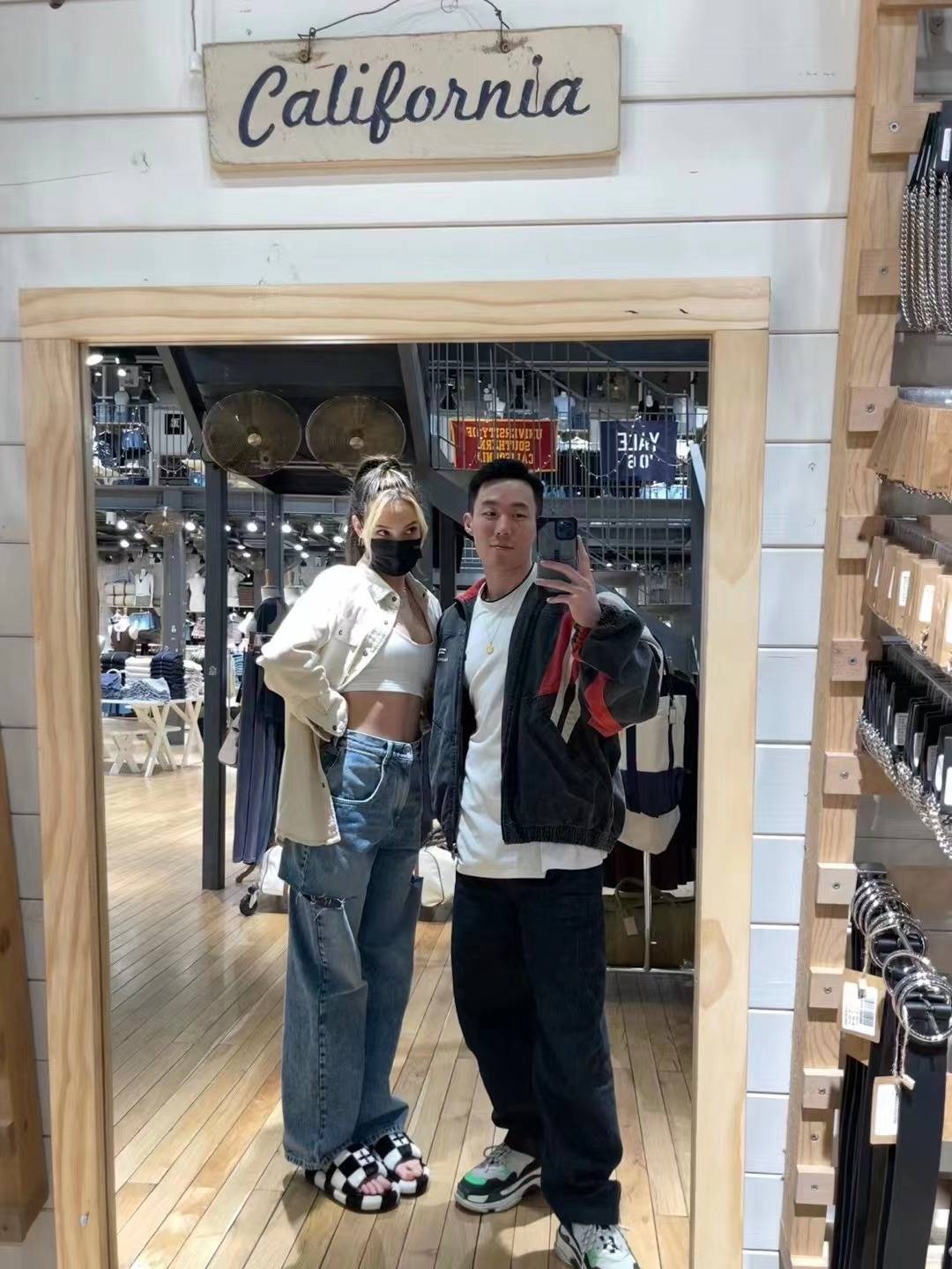 谷爱凌复古晚礼服太惊艳了！背后的经纪人竟是大雷哥