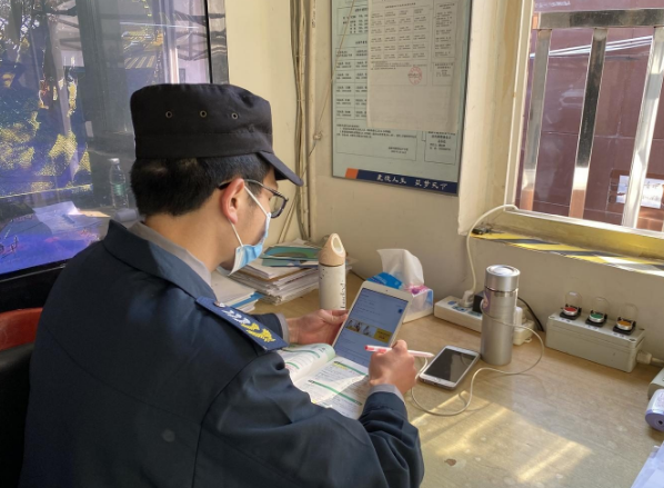 23岁的211本科生，毕业后为何选择去学校当保安？原因揭露现状