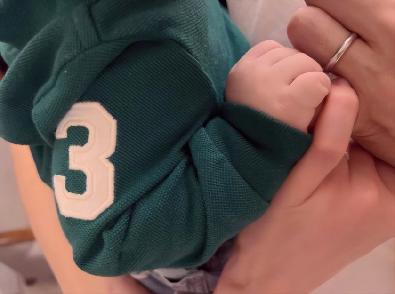 林志玲庆结婚3周年，晒一家三口牵手照秀幸福，儿子雪白皮肤抢镜