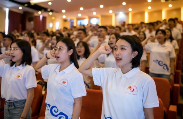 女大学生自慰（大连一女学生边运动边）