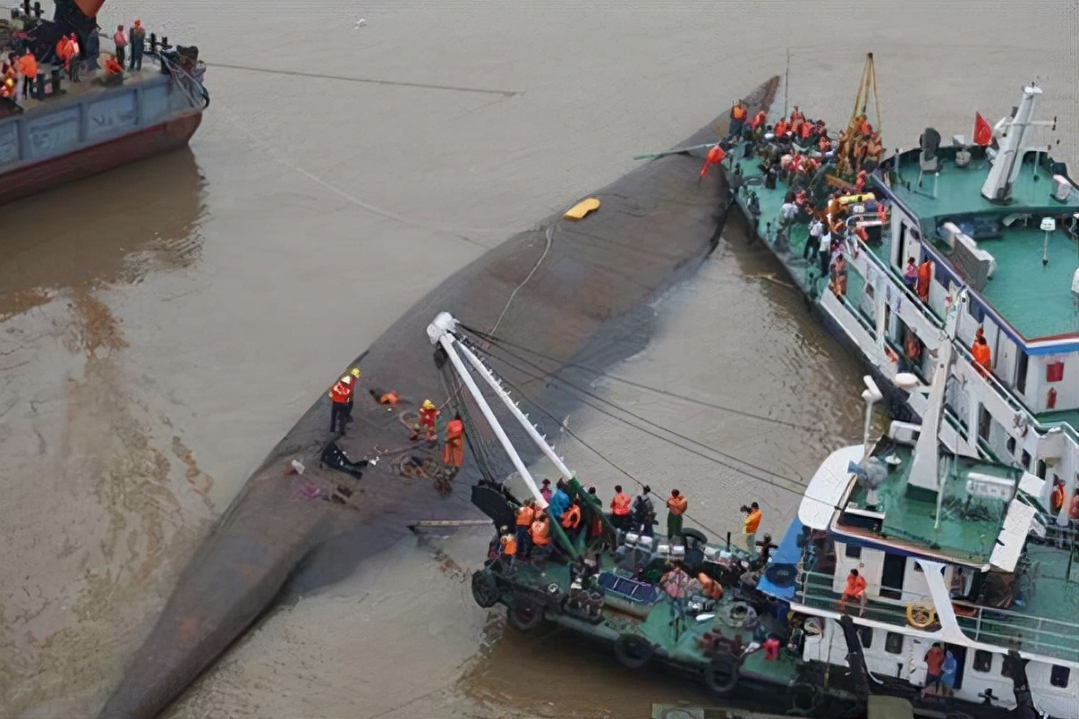 “水鬼”万述国：志愿打捞沉船遇难者，领水下亡灵回家，至今难忘