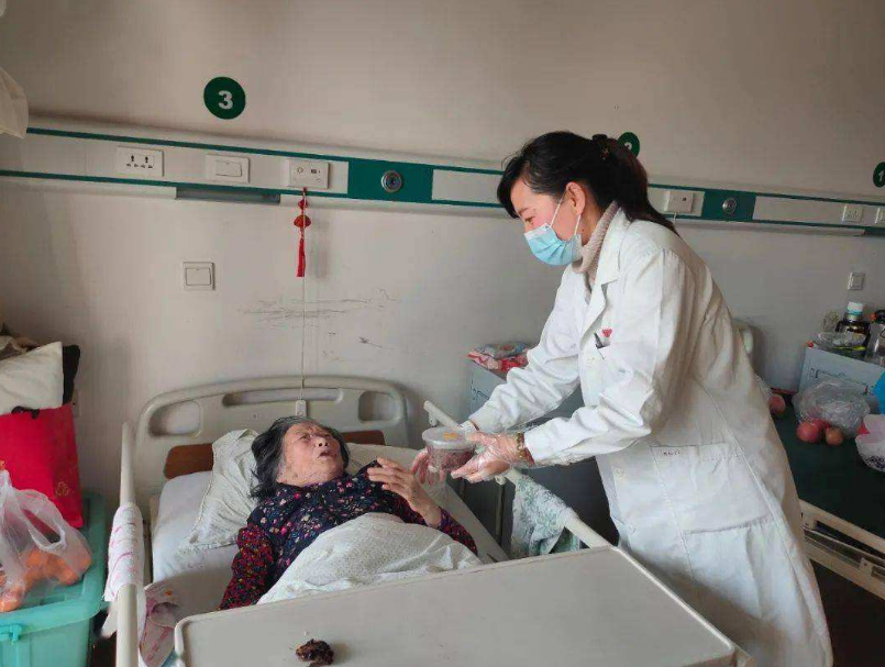 13年前，江苏19岁美女爱上大20岁大学老师，为爱不惜断绝父女关系