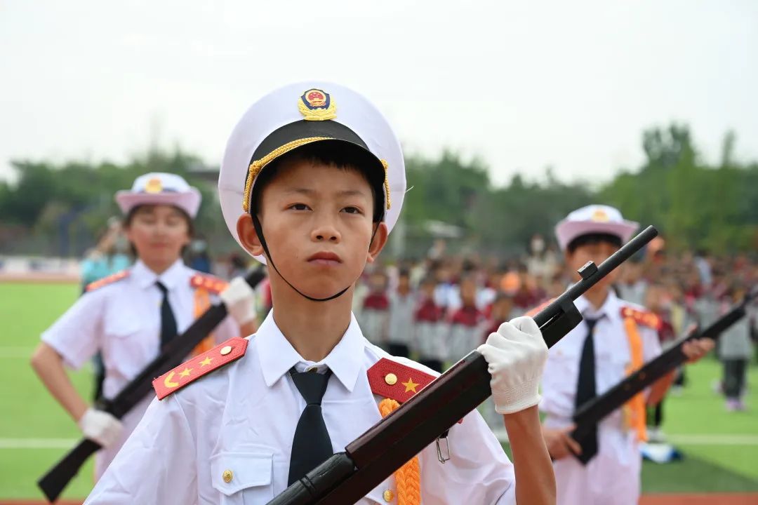 点亮心灵之灯 照亮人生之路｜新兴中学附属小学举行主题升旗仪式