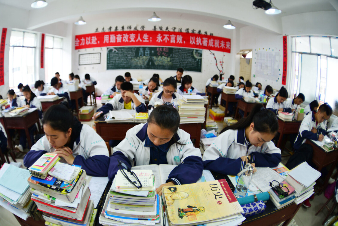 高三一模只考了350分，该参加高考还是走单招，聪明学生这样选