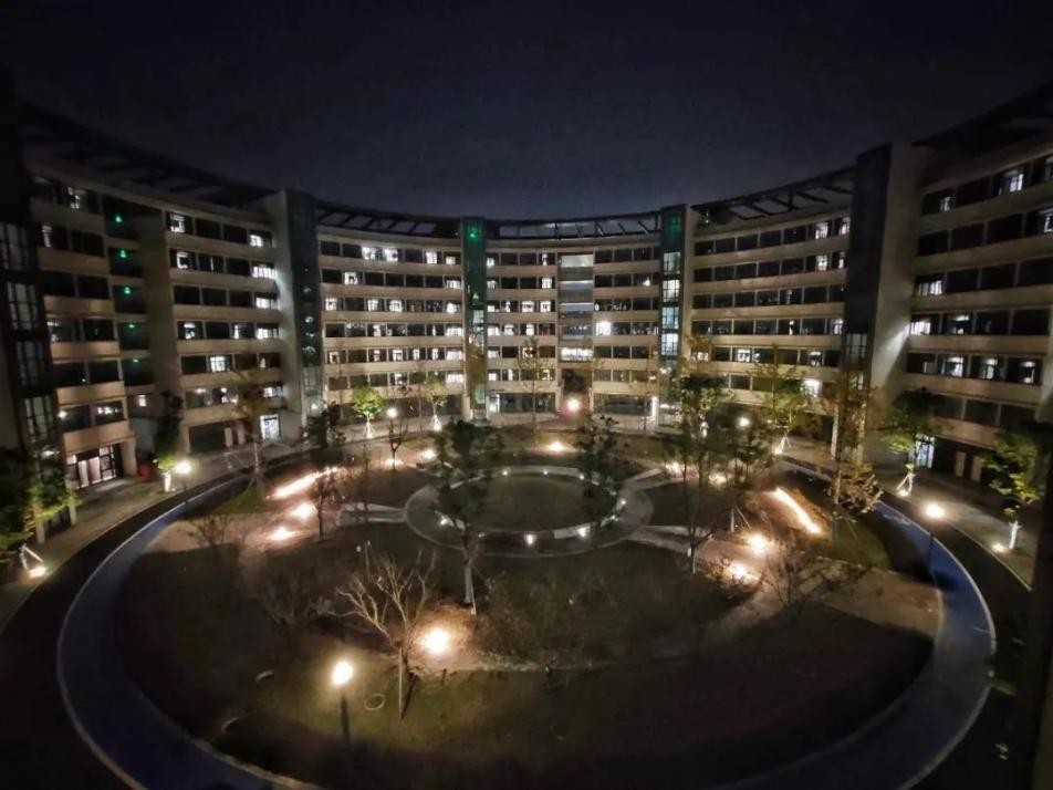 湖北“超美”大学：占地5195亩，宿舍6部电梯，坐拥26栋文物建筑和1000株樱花！