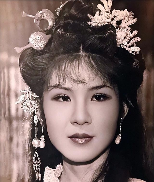 杨钧钧：当年的古龙御用女主惨遭群嘲，她经历了什么？