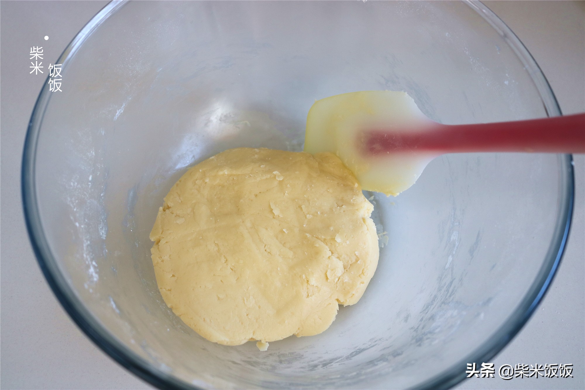 咬一口，酥掉渣，这款炼乳小方太好吃了，做法比面包蛋糕都简单