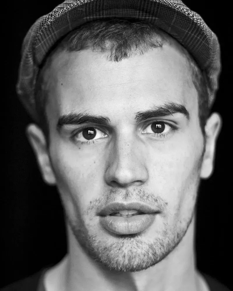 事业下滑八年后再次出发，没想到新剧却被砍了