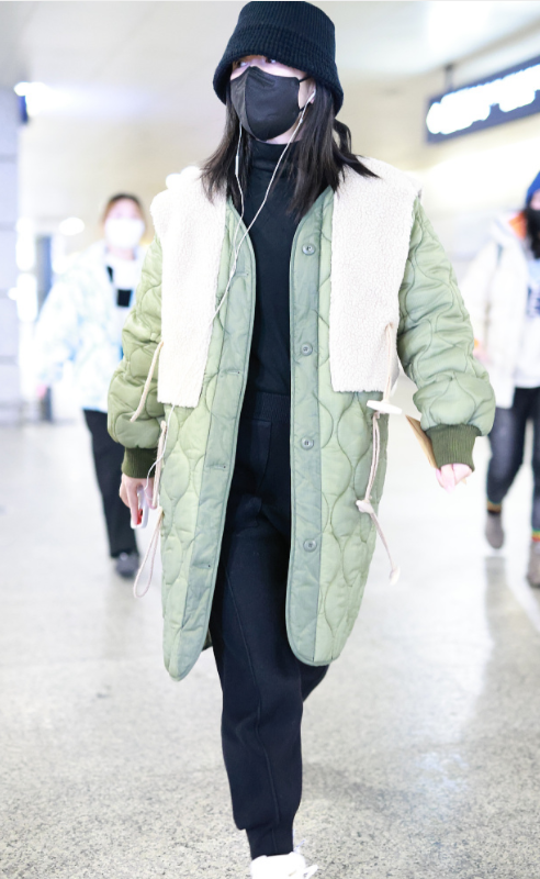 “谢娜”的衣品终于逆袭！穿牛油果绿棉服配运动裤，减龄如同18岁