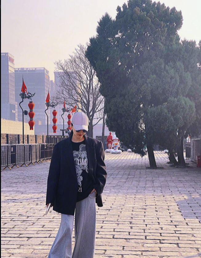 范冰冰晒西安度假照，靠在男友人肩头很亲密，新作定档难掩好心情