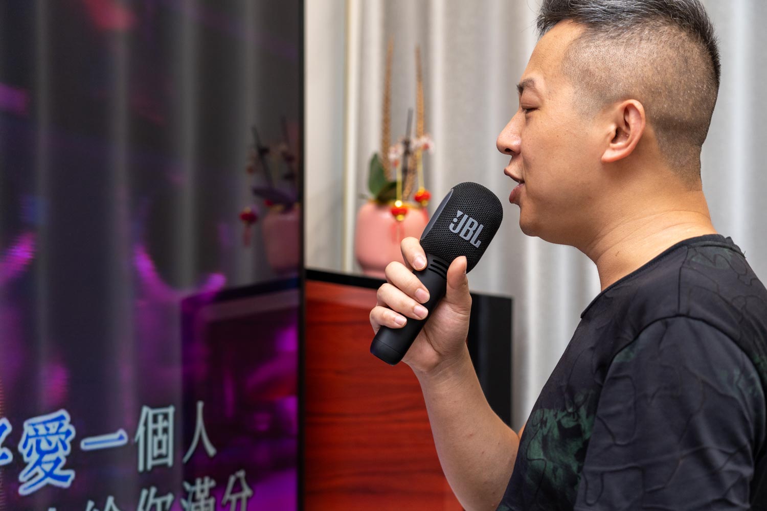 JBL音乐唱将麦克风体验：把客厅打造成KTV嗨歌现场