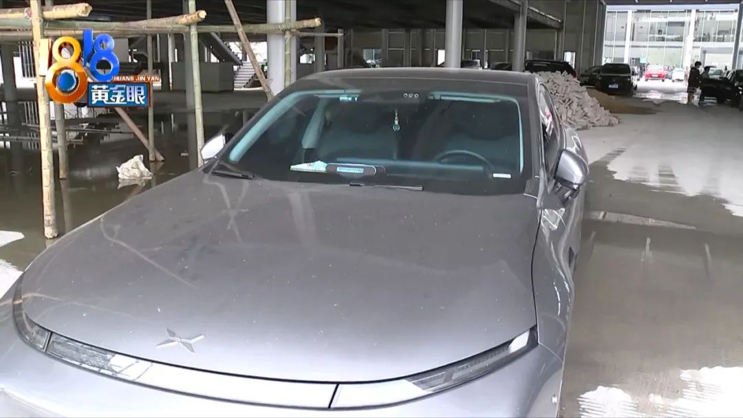 看中“小鹏”自动泊车，倒车直接怼上别的车？