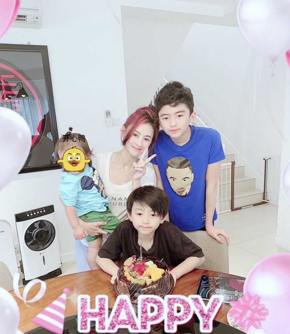 张柏芝带小儿子驱车采购，任由孩子车内翻爬，车窗紧闭防疫意识强