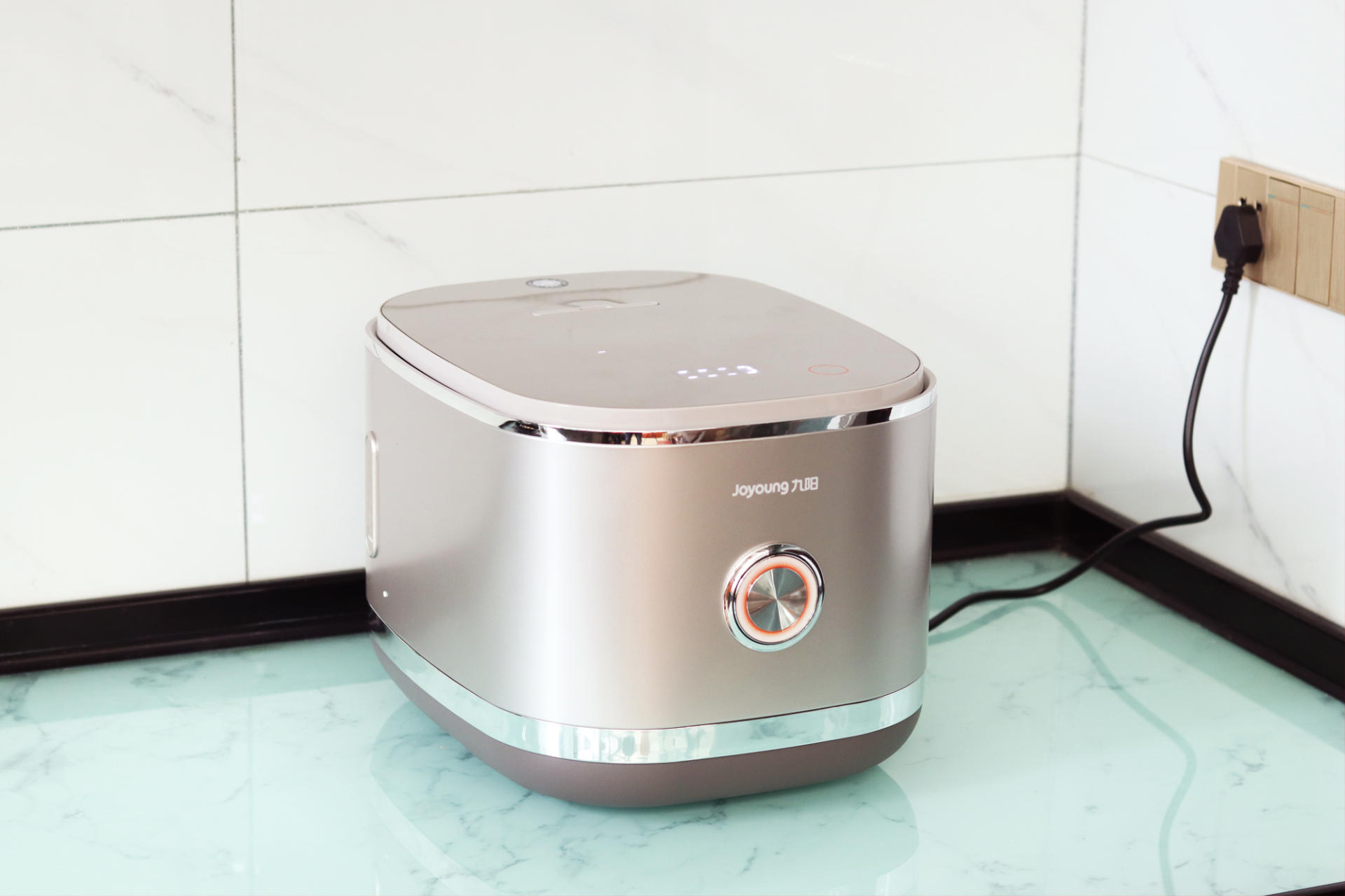 九阳0涂层电饭煲评测，配备304不锈钢内胆，告别涂层脱落危害