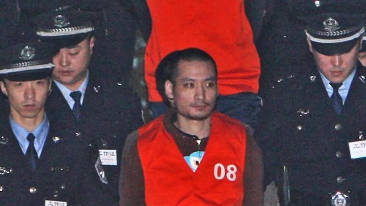 2000年她开赌场赚千万、包养16个男友，谁是重庆黑老大背后的人？