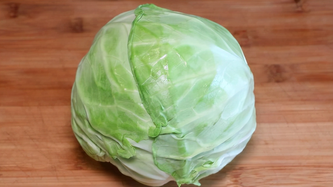 晚上吃苹果容易伤胃？医生建议：到了晚上，这4种食物最好别吃