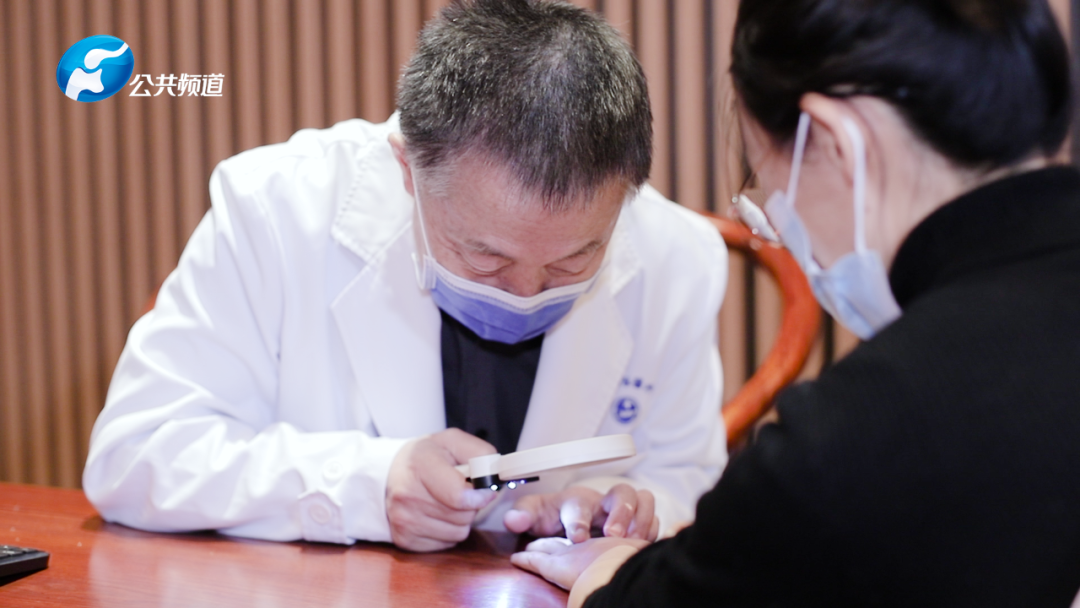 特应性皮炎,做好防护很重要李振鲁主任提醒,对于特应性皮炎患者,衣食