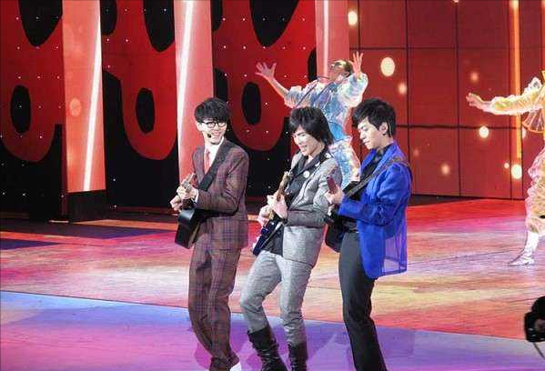 昔日华人偶像团鼻祖，如今却沦落乡镇走穴，水木年华为何落魄至此