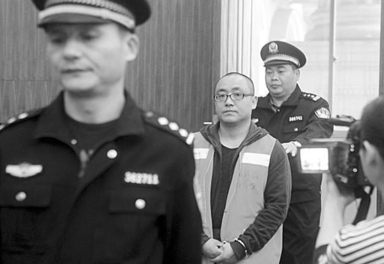 灭门案逃犯混成高僧，藏身17年，开着奥迪进出寺庙